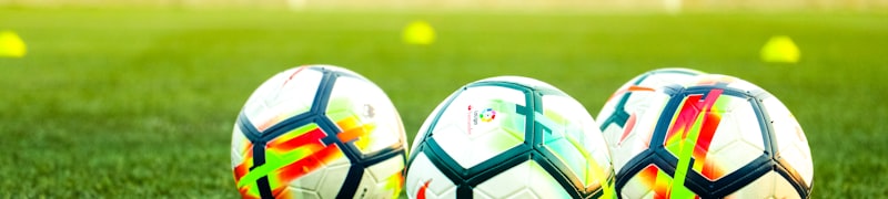 现代化体育场馆内部全景，观众席座无虚席，灯光璀璨